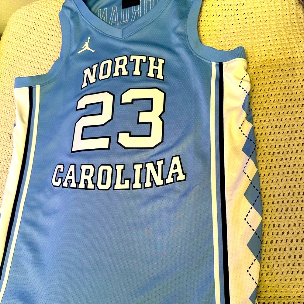 NIKE NORTH CAROLINA JORDAN JERSEY SIZE M.
